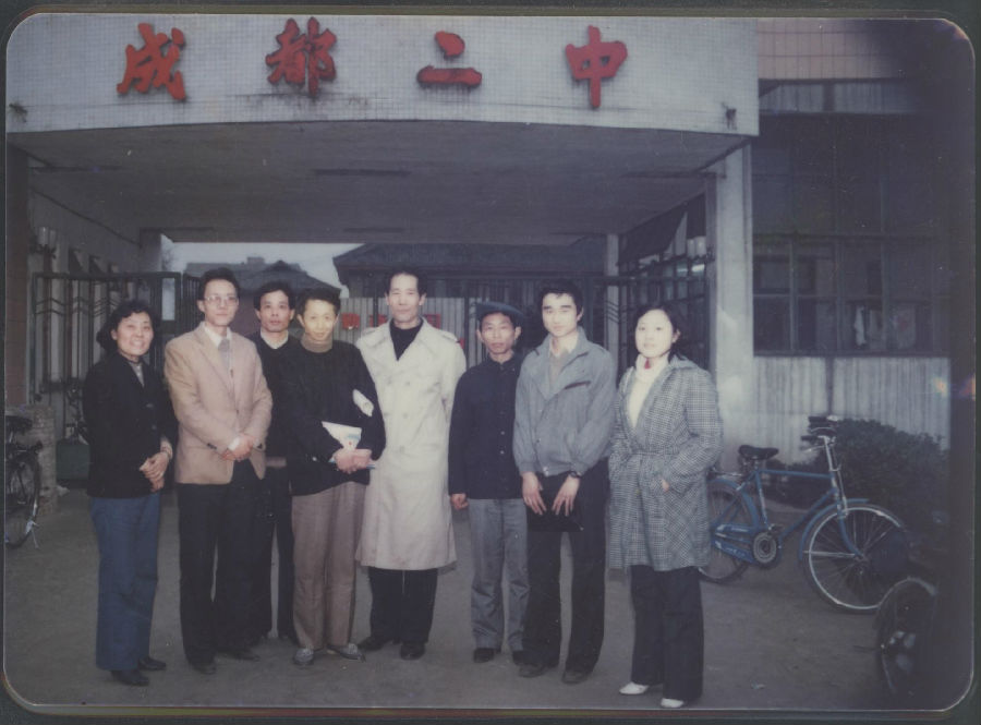 7成都市第二中学校校门梁伯言题写周兴释提供从左至右谯宇筠贾廷瑞周兴释流沙河邵仲节费绍康学生吴燕.jpg